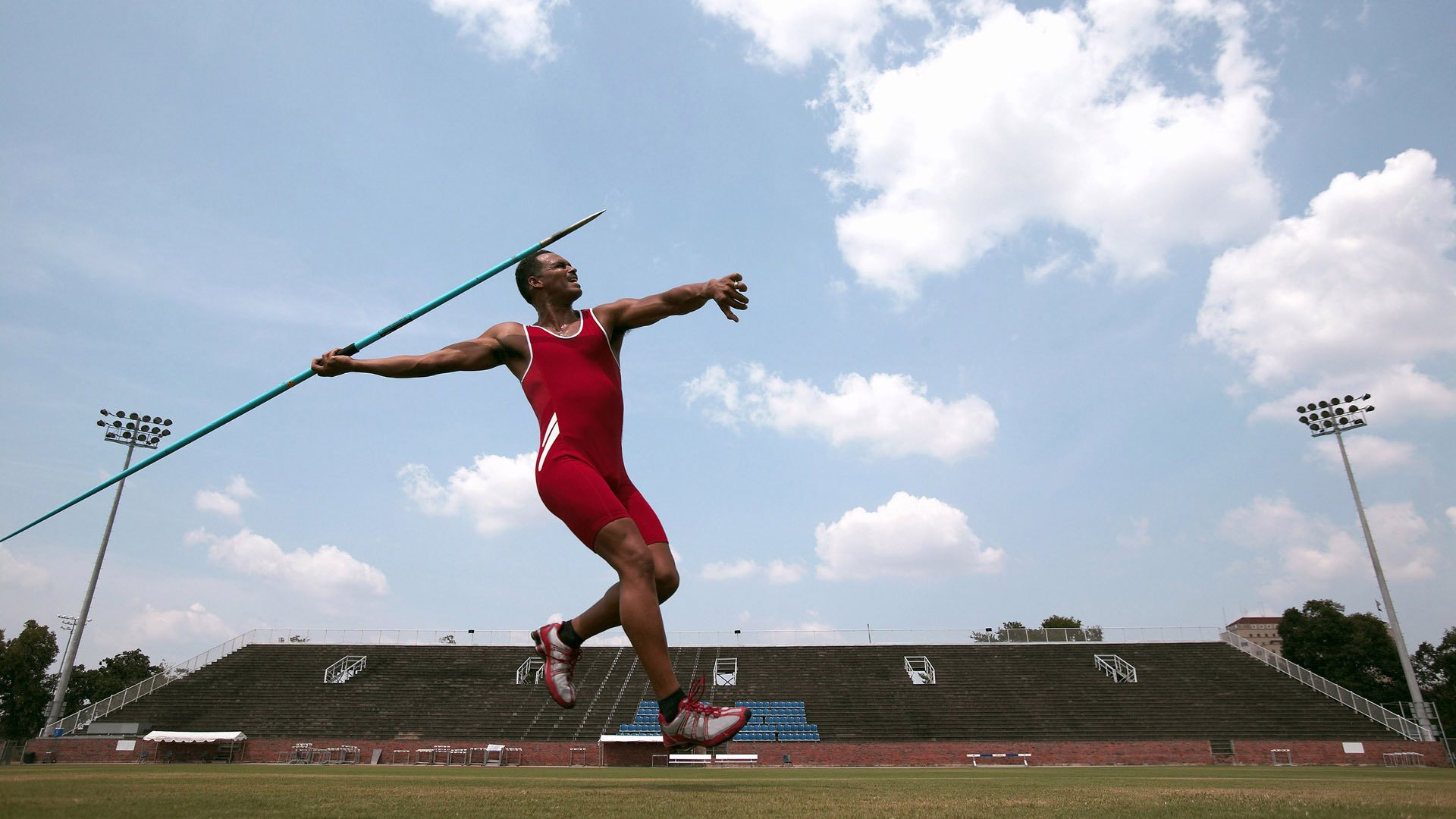 kering.com-_红毯赛：明星光影照耀下的时尚运动秀_，明星红毯造型